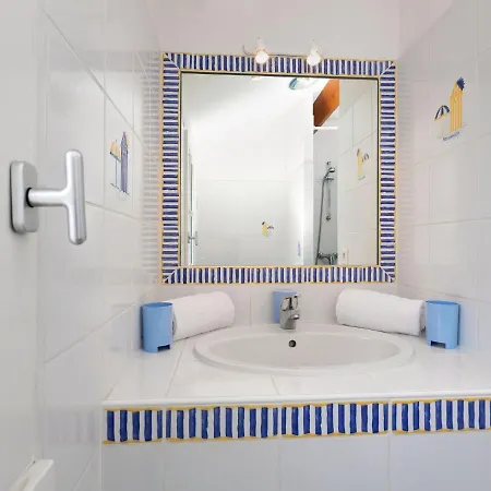 빌라 Luxurious With A Dishwasher, Only 3 5km From The 생장드몽